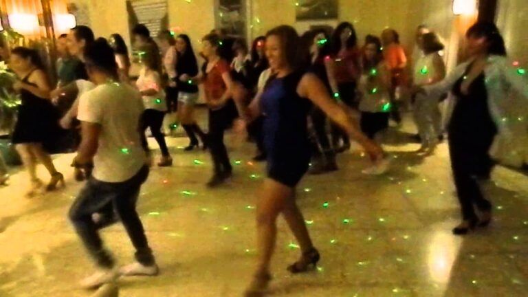 Descubre los ritmos irresistibles de la sala de baile en Puerto de la Cruz
